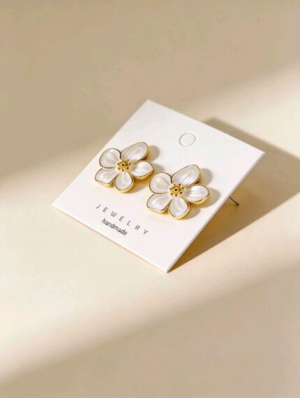 aretes flor blanca esmaltada
